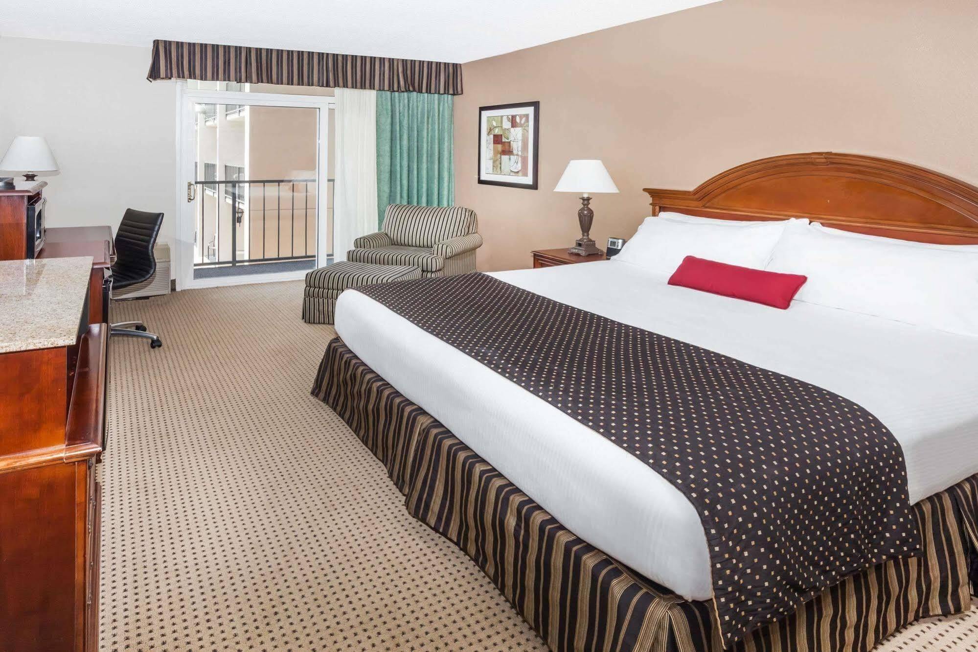 Отель Wyndham Garden Уорсо Экстерьер фото